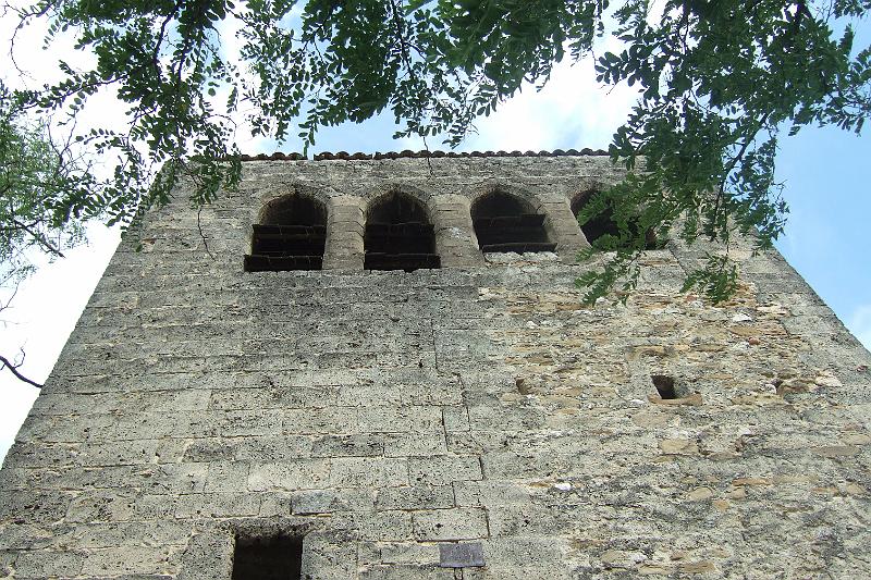 2011-05- (1342).JPG - Neben der Kirche die Ruinen des "Château de Gontardes"